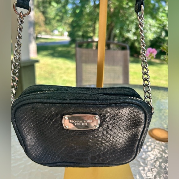 Michael Kors Black pebbled Crossbody Bag with silver chain - Picture 4 of 7